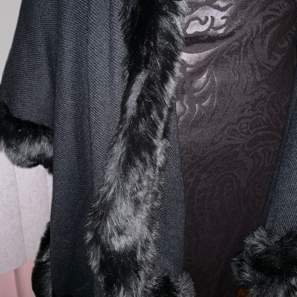 Cache Black Cape - Picture 5 of 6